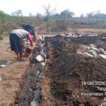 Caption: Aktivitas pekerja dalam proses pengerjaan pondasi proyek pembangunan Ruang Kelas Baru (RKB) POS PAUD Bahrul Ilmi di Kecamatan Pakisjaya, Kabupaten Karawang, Minggu (18/10/2026). Pelaksanaan pekerjaan tersebut menjadi sorotan terkait penerapan keselamatan dan kesehatan kerja (K3) serta kesesuaian teknis pekerjaan pondasi yang perlu diklarifikasi oleh pihak pelaksana dan dinas terkait. (Foto: Patriotjabar.com) Caption: Aktivitas pekerja dalam proses pengerjaan pondasi proyek pembangunan Ruang Kelas Baru (RKB) POS PAUD Bahrul Ilmi di Kecamatan Pakisjaya, Kabupaten Karawang, Minggu (18/10/2026). Pelaksanaan pekerjaan tersebut menjadi sorotan terkait penerapan keselamatan dan kesehatan kerja (K3) serta kesesuaian teknis pekerjaan pondasi yang perlu diklarifikasi oleh pihak pelaksana dan dinas terkait. (Foto: Patriotjabar.com)