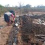 Caption: Aktivitas pekerja dalam proses pengerjaan pondasi proyek pembangunan Ruang Kelas Baru (RKB) POS PAUD Bahrul Ilmi di Kecamatan Pakisjaya, Kabupaten Karawang, Minggu (18/10/2026). Pelaksanaan pekerjaan tersebut menjadi sorotan terkait penerapan keselamatan dan kesehatan kerja (K3) serta kesesuaian teknis pekerjaan pondasi yang perlu diklarifikasi oleh pihak pelaksana dan dinas terkait. (Foto: Patriotjabar.com)