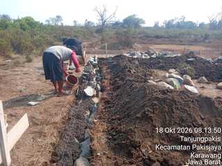 Caption: Aktivitas pekerja dalam proses pengerjaan pondasi proyek pembangunan Ruang Kelas Baru (RKB) POS PAUD Bahrul Ilmi di Kecamatan Pakisjaya, Kabupaten Karawang, Minggu (18/10/2026). Pelaksanaan pekerjaan tersebut menjadi sorotan terkait penerapan keselamatan dan kesehatan kerja (K3) serta kesesuaian teknis pekerjaan pondasi yang perlu diklarifikasi oleh pihak pelaksana dan dinas terkait. (Foto: Patriotjabar.com)