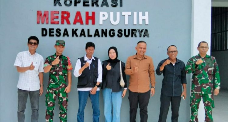 Caption: Kepala Desa Kalangsurya, Lili Suherman, S.H. (tengah, mengenakan kemeja cokelat), bersama sejumlah unsur terkait berfoto di depan Koperasi Merah Putih Desa Kalangsurya, Kecamatan Rengasdengklok, Kabupaten Karawang. Keberadaan koperasi ini diharapkan mampu mendorong pertumbuhan ekonomi dan meningkatkan kesejahteraan masyarakat desa. Caption: Kepala Desa Kalangsurya, Lili Suherman, S.H. (tengah, mengenakan kemeja cokelat), bersama sejumlah unsur terkait berfoto di depan Koperasi Merah Putih Desa Kalangsurya, Kecamatan Rengasdengklok, Kabupaten Karawang. Keberadaan koperasi ini diharapkan mampu mendorong pertumbuhan ekonomi dan meningkatkan kesejahteraan masyarakat desa.