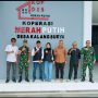 Caption: Kepala Desa Kalangsurya, Lili Suherman, S.H. (tengah, mengenakan kemeja cokelat), bersama sejumlah unsur terkait berfoto di depan Koperasi Merah Putih Desa Kalangsurya, Kecamatan Rengasdengklok, Kabupaten Karawang. Keberadaan koperasi ini diharapkan mampu mendorong pertumbuhan ekonomi dan meningkatkan kesejahteraan masyarakat desa.