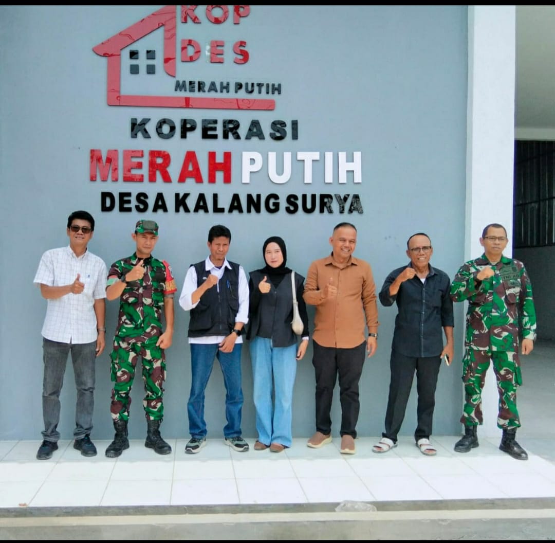 Caption: Kepala Desa Kalangsurya, Lili Suherman, S.H. (tengah, mengenakan kemeja cokelat), bersama sejumlah unsur terkait berfoto di depan Koperasi Merah Putih Desa Kalangsurya, Kecamatan Rengasdengklok, Kabupaten Karawang. Keberadaan koperasi ini diharapkan mampu mendorong pertumbuhan ekonomi dan meningkatkan kesejahteraan masyarakat desa.