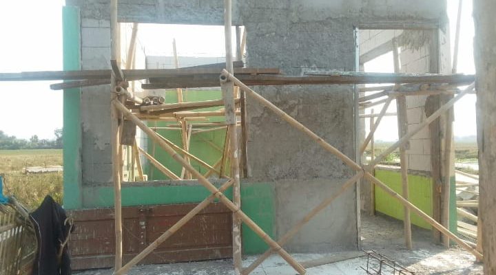 Caption: Kondisi bangunan proyek pembangunan dan rehabilitasi ruang kelas Pos PAUD Nidaul Qolbi di Desa Pasirtanjung, Kecamatan Lemahabang, Kabupaten Karawang, yang tengah dalam pengerjaan. Proyek senilai Rp142.113.000 dari APBD Kabupaten Karawang Tahun Anggaran 2026 tersebut menjadi sorotan terkait dugaan penggunaan lahan pengairan, kualitas pengerjaan, serta penerapan standar keselamatan dan kesehatan kerja (K3). (Timsus/Patriotjabar.com) Caption: Kondisi bangunan proyek pembangunan dan rehabilitasi ruang kelas Pos PAUD Nidaul Qolbi di Desa Pasirtanjung, Kecamatan Lemahabang, Kabupaten Karawang, yang tengah dalam pengerjaan. Proyek senilai Rp142.113.000 dari APBD Kabupaten Karawang Tahun Anggaran 2026 tersebut menjadi sorotan terkait dugaan penggunaan lahan pengairan, kualitas pengerjaan, serta penerapan standar keselamatan dan kesehatan kerja (K3). (Timsus/Patriotjabar.com)