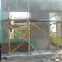 Caption: Kondisi bangunan proyek pembangunan dan rehabilitasi ruang kelas Pos PAUD Nidaul Qolbi di Desa Pasirtanjung, Kecamatan Lemahabang, Kabupaten Karawang, yang tengah dalam pengerjaan. Proyek senilai Rp142.113.000 dari APBD Kabupaten Karawang Tahun Anggaran 2026 tersebut menjadi sorotan terkait dugaan penggunaan lahan pengairan, kualitas pengerjaan, serta penerapan standar keselamatan dan kesehatan kerja (K3). (Timsus/Patriotjabar.com)