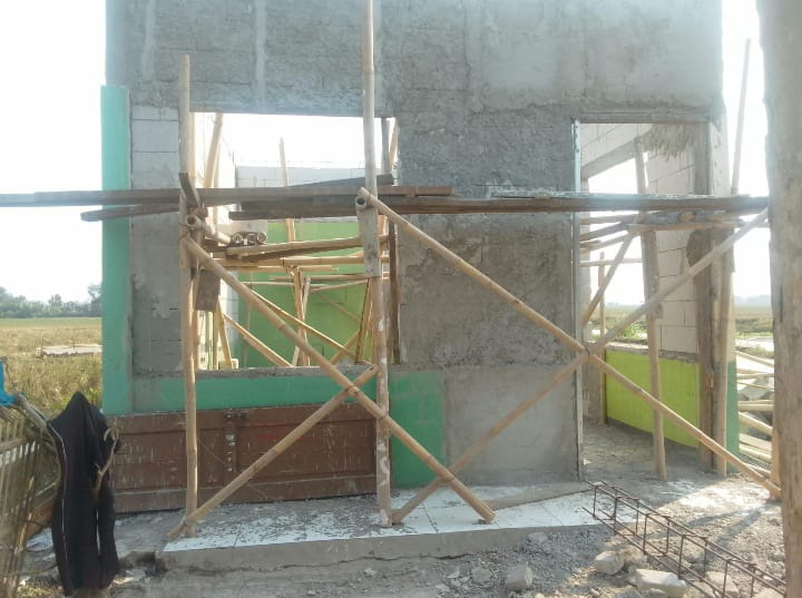 Caption: Kondisi bangunan proyek pembangunan dan rehabilitasi ruang kelas Pos PAUD Nidaul Qolbi di Desa Pasirtanjung, Kecamatan Lemahabang, Kabupaten Karawang, yang tengah dalam pengerjaan. Proyek senilai Rp142.113.000 dari APBD Kabupaten Karawang Tahun Anggaran 2026 tersebut menjadi sorotan terkait dugaan penggunaan lahan pengairan, kualitas pengerjaan, serta penerapan standar keselamatan dan kesehatan kerja (K3). (Timsus/Patriotjabar.com)