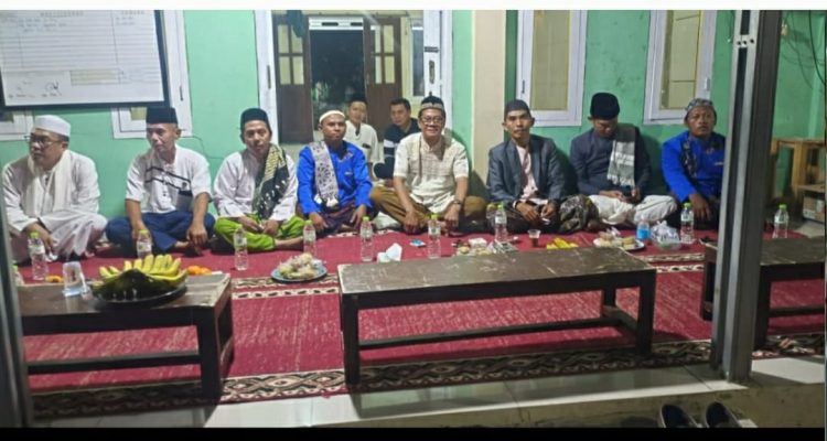 Caption: Kepala Desa Kalangsurya, Lili Uherman, S.H., bersama tokoh masyarakat dan warga mengikuti peringatan Maulid Nabi Muhammad SAW di Mushola Al-Jihad, Blok H, Perumahan Pesona, Desa Kalangsurya, Kecamatan Rengasdengklok, Kabupaten Karawang. Kegiatan berlangsung khidmat sebagai momentum mempererat tali silaturahmi dan meningkatkan kebersamaan antar warga. (Foto: PatriotJabar.com) Caption: Kepala Desa Kalangsurya, Lili Uherman, S.H., bersama tokoh masyarakat dan warga mengikuti peringatan Maulid Nabi Muhammad SAW di Mushola Al-Jihad, Blok H, Perumahan Pesona, Desa Kalangsurya, Kecamatan Rengasdengklok, Kabupaten Karawang. Kegiatan berlangsung khidmat sebagai momentum mempererat tali silaturahmi dan meningkatkan kebersamaan antar warga. (Foto: PatriotJabar.com)