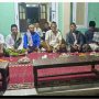 Caption: Kepala Desa Kalangsurya, Lili Uherman, S.H., bersama tokoh masyarakat dan warga mengikuti peringatan Maulid Nabi Muhammad SAW di Mushola Al-Jihad, Blok H, Perumahan Pesona, Desa Kalangsurya, Kecamatan Rengasdengklok, Kabupaten Karawang. Kegiatan berlangsung khidmat sebagai momentum mempererat tali silaturahmi dan meningkatkan kebersamaan antar warga. (Foto: PatriotJabar.com)