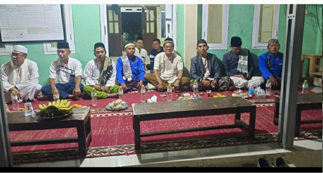 Caption: Kepala Desa Kalangsurya, Lili Uherman, S.H., bersama tokoh masyarakat dan warga mengikuti peringatan Maulid Nabi Muhammad SAW di Mushola Al-Jihad, Blok H, Perumahan Pesona, Desa Kalangsurya, Kecamatan Rengasdengklok, Kabupaten Karawang. Kegiatan berlangsung khidmat sebagai momentum mempererat tali silaturahmi dan meningkatkan kebersamaan antar warga. (Foto: PatriotJabar.com)