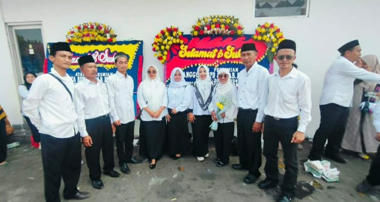 Caption:Kepala Desa Kalangsurya, Lili Suherman, bersama jajaran BPD yang baru dalam momentum penguatan sinergi untuk mendukung penyelenggaraan pemerintahan dan pembangunan Desa Kalangsurya, Kecamatan Rengasdengklok, Kabupaten Karawang. Caption:Kepala Desa Kalangsurya, Lili Suherman, bersama jajaran BPD yang baru dalam momentum penguatan sinergi untuk mendukung penyelenggaraan pemerintahan dan pembangunan Desa Kalangsurya, Kecamatan Rengasdengklok, Kabupaten Karawang.