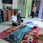 Caption: Suasana prosesi pemulasaraan jenazah di tengah keluarga dan warga Desa Kalangsurya, Kecamatan Rengasdengklok, Kabupaten Karawang. Kehadiran pemerintah desa bersama masyarakat menjadi bentuk kepedulian dan penghormatan terakhir kepada almarhum. Caption: Suasana prosesi pemulasaraan jenazah di tengah keluarga dan warga Desa Kalangsurya, Kecamatan Rengasdengklok, Kabupaten Karawang. Kehadiran pemerintah desa bersama masyarakat menjadi bentuk kepedulian dan penghormatan terakhir kepada almarhum.