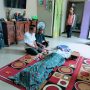 Caption: Suasana prosesi pemulasaraan jenazah di tengah keluarga dan warga Desa Kalangsurya, Kecamatan Rengasdengklok, Kabupaten Karawang. Kehadiran pemerintah desa bersama masyarakat menjadi bentuk kepedulian dan penghormatan terakhir kepada almarhum.