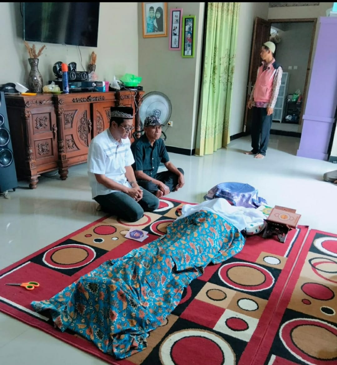 Caption: Suasana prosesi pemulasaraan jenazah di tengah keluarga dan warga Desa Kalangsurya, Kecamatan Rengasdengklok, Kabupaten Karawang. Kehadiran pemerintah desa bersama masyarakat menjadi bentuk kepedulian dan penghormatan terakhir kepada almarhum.