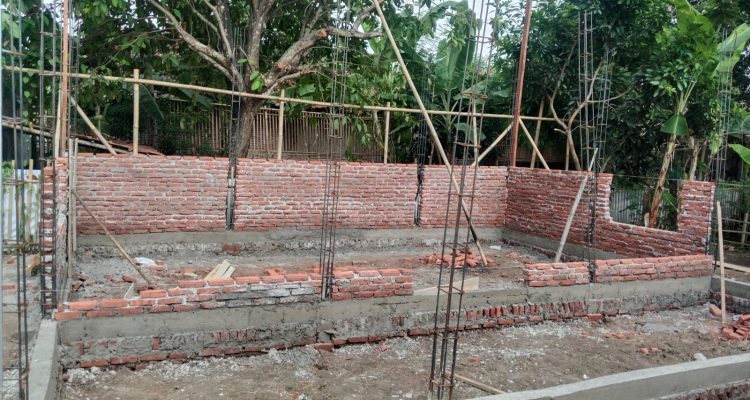 Caption: Kondisi pembangunan gedung Majelis Taklim Baiturrohman di Dusun Babakan Kadaung RT 01/RW 07, Desa Jatimulya, Kecamatan Pedes, Kabupaten Karawang. Terlihat pekerjaan struktur fondasi, pasangan bata, serta rangka besi kolom yang masih dalam proses pengerjaan. Proyek tersebut menjadi sorotan setelah muncul dugaan ketidaksesuaian ukuran material besi dengan spesifikasi teknis yang dipersyaratkan. (Foto: Patriotjabar.com) Caption: Kondisi pembangunan gedung Majelis Taklim Baiturrohman di Dusun Babakan Kadaung RT 01/RW 07, Desa Jatimulya, Kecamatan Pedes, Kabupaten Karawang. Terlihat pekerjaan struktur fondasi, pasangan bata, serta rangka besi kolom yang masih dalam proses pengerjaan. Proyek tersebut menjadi sorotan setelah muncul dugaan ketidaksesuaian ukuran material besi dengan spesifikasi teknis yang dipersyaratkan. (Foto: Patriotjabar.com)