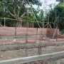 Caption: Kondisi pembangunan gedung Majelis Taklim Baiturrohman di Dusun Babakan Kadaung RT 01/RW 07, Desa Jatimulya, Kecamatan Pedes, Kabupaten Karawang. Terlihat pekerjaan struktur fondasi, pasangan bata, serta rangka besi kolom yang masih dalam proses pengerjaan. Proyek tersebut menjadi sorotan setelah muncul dugaan ketidaksesuaian ukuran material besi dengan spesifikasi teknis yang dipersyaratkan. (Foto: Patriotjabar.com)