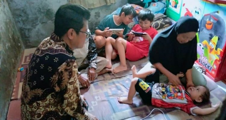 Caption: Kepala Desa Kalangsurya, Lili Suherman, saat mengunjungi warga yang sedang sakit di kediamannya. Kunjungan tersebut merupakan bentuk kepedulian dan perhatian pemerintah desa terhadap kondisi masyarakat, sekaligus memberikan dukungan moral kepada warga dan keluarganya. (Foto: Dokumentasi) Caption: Kepala Desa Kalangsurya, Lili Suherman, saat mengunjungi warga yang sedang sakit di kediamannya. Kunjungan tersebut merupakan bentuk kepedulian dan perhatian pemerintah desa terhadap kondisi masyarakat, sekaligus memberikan dukungan moral kepada warga dan keluarganya. (Foto: Dokumentasi)