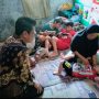 Caption: Kepala Desa Kalangsurya, Lili Suherman, saat mengunjungi warga yang sedang sakit di kediamannya. Kunjungan tersebut merupakan bentuk kepedulian dan perhatian pemerintah desa terhadap kondisi masyarakat, sekaligus memberikan dukungan moral kepada warga dan keluarganya. (Foto: Dokumentasi)