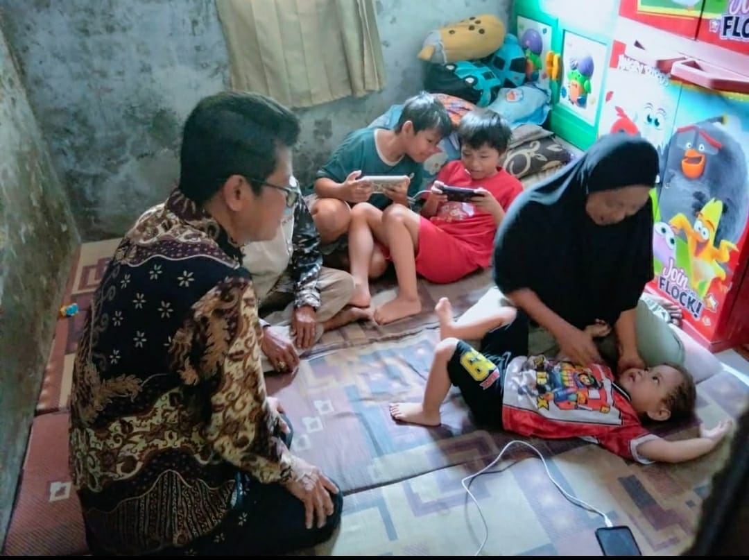 Caption: Kepala Desa Kalangsurya, Lili Suherman, saat mengunjungi warga yang sedang sakit di kediamannya. Kunjungan tersebut merupakan bentuk kepedulian dan perhatian pemerintah desa terhadap kondisi masyarakat, sekaligus memberikan dukungan moral kepada warga dan keluarganya. (Foto: Dokumentasi) Caption: Kepala Desa Kalangsurya, Lili Suherman, saat mengunjungi warga yang sedang sakit di kediamannya. Kunjungan tersebut merupakan bentuk kepedulian dan perhatian pemerintah desa terhadap kondisi masyarakat, sekaligus memberikan dukungan moral kepada warga dan keluarganya. (Foto: Dokumentasi)