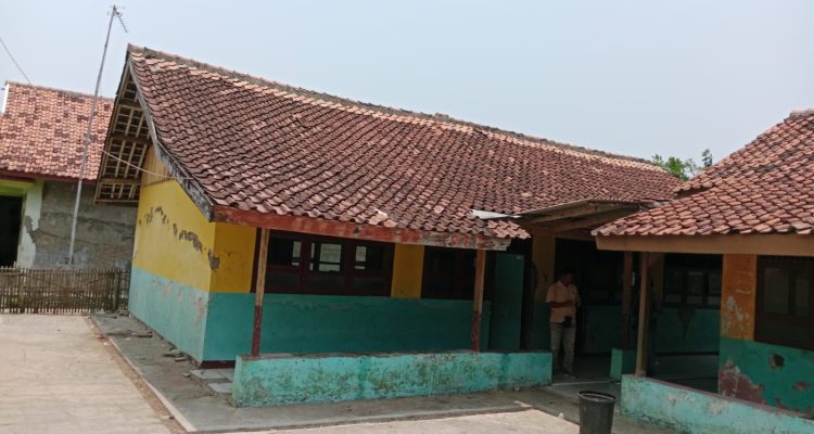 Caption: Tampak bangunan MDTA Sabilul Muttaqin di Desa Gombongsari, Kecamatan Rawamerta, Kabupaten Karawang. Kondisi bangunan dengan cat dinding yang mengelupas dan sejumlah bagian yang terlihat usang menjadi perhatian masyarakat yang berharap adanya bantuan rehabilitasi dari pemerintah. (Foto: Patriotjabar.com)