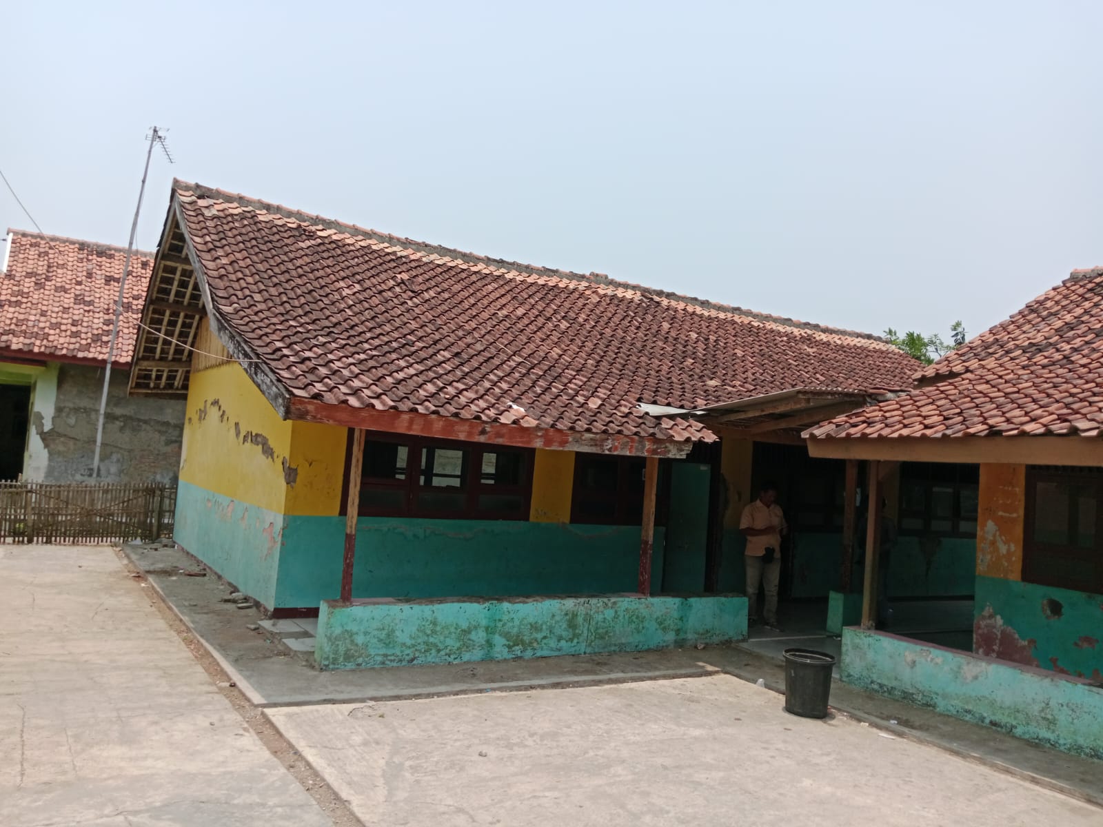 Caption: Tampak bangunan MDTA Sabilul Muttaqin di Desa Gombongsari, Kecamatan Rawamerta, Kabupaten Karawang. Kondisi bangunan dengan cat dinding yang mengelupas dan sejumlah bagian yang terlihat usang menjadi perhatian masyarakat yang berharap adanya bantuan rehabilitasi dari pemerintah. (Foto: Patriotjabar.com)