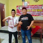 Caption: Kuwu Apud menunjukkan nomor urut 2 usai penetapan nomor urut calon Kepala Desa Kertasari, Kecamatan Rengasdengklok, Kabupaten Karawang, Kamis (15/10/2026). Dalam kesempatan tersebut, Kuwu Apud berfoto bersama salah satu tokoh pemuda sebagai bagian dari rangkaian tahapan Pilkades Kertasari. Caption: Kuwu Apud menunjukkan nomor urut 2 usai penetapan nomor urut calon Kepala Desa Kertasari, Kecamatan Rengasdengklok, Kabupaten Karawang, Kamis (15/10/2026). Dalam kesempatan tersebut, Kuwu Apud berfoto bersama salah satu tokoh pemuda sebagai bagian dari rangkaian tahapan Pilkades Kertasari.