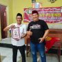 Caption: Kuwu Apud menunjukkan nomor urut 2 usai penetapan nomor urut calon Kepala Desa Kertasari, Kecamatan Rengasdengklok, Kabupaten Karawang, Kamis (15/10/2026). Dalam kesempatan tersebut, Kuwu Apud berfoto bersama salah satu tokoh pemuda sebagai bagian dari rangkaian tahapan Pilkades Kertasari.