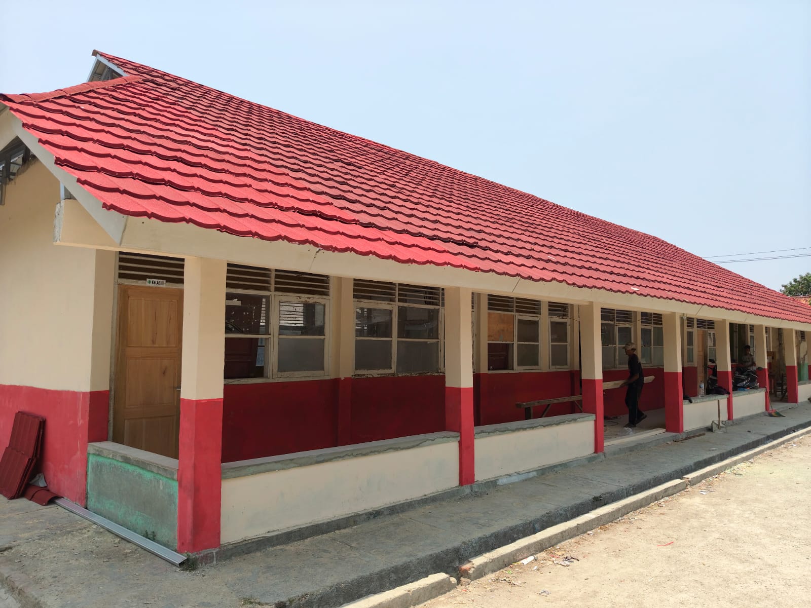 Caption: Kondisi bangunan SDN Kertajaya 1, Kecamatan Jayakerta, Kabupaten Karawang, yang tengah menjalani rehabilitasi enam ruang kelas menggunakan anggaran APBD. Pihak pelaksana, CV HKS Jaya Abadi, menyatakan pekerjaan mengacu pada spesifikasi teknis yang ditetapkan dan masih berlangsung. (Redaksi PatriotJabar.com) Caption: Kondisi bangunan SDN Kertajaya 1, Kecamatan Jayakerta, Kabupaten Karawang, yang tengah menjalani rehabilitasi enam ruang kelas menggunakan anggaran APBD. Pihak pelaksana, CV HKS Jaya Abadi, menyatakan pekerjaan mengacu pada spesifikasi teknis yang ditetapkan dan masih berlangsung. (Redaksi PatriotJabar.com)