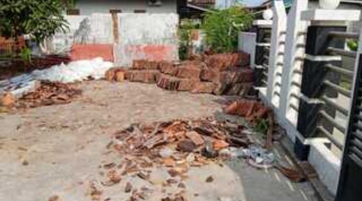 Caption: Material bekas bongkaran bangunan di lingkungan SDN 3 Dayeuhluhur, Kecamatan Tempuran, Kabupaten Karawang, tampak berserakan di area sekolah. Penjualan material tersebut diduga dilakukan sebelum prosedur penghapusan aset daerah ditempuh. Dugaan ini menjadi sorotan dan diharapkan mendapat klarifikasi serta pemeriksaan dari dinas terkait. Caption: Material bekas bongkaran bangunan di lingkungan SDN 3 Dayeuhluhur, Kecamatan Tempuran, Kabupaten Karawang, tampak berserakan di area sekolah. Penjualan material tersebut diduga dilakukan sebelum prosedur penghapusan aset daerah ditempuh. Dugaan ini menjadi sorotan dan diharapkan mendapat klarifikasi serta pemeriksaan dari dinas terkait.