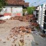Caption: Material bekas bongkaran bangunan di lingkungan SDN 3 Dayeuhluhur, Kecamatan Tempuran, Kabupaten Karawang, tampak berserakan di area sekolah. Penjualan material tersebut diduga dilakukan sebelum prosedur penghapusan aset daerah ditempuh. Dugaan ini menjadi sorotan dan diharapkan mendapat klarifikasi serta pemeriksaan dari dinas terkait.