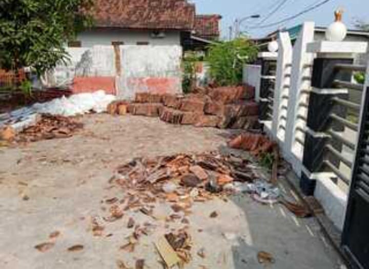 Caption: Material bekas bongkaran bangunan di lingkungan SDN 3 Dayeuhluhur, Kecamatan Tempuran, Kabupaten Karawang, tampak berserakan di area sekolah. Penjualan material tersebut diduga dilakukan sebelum prosedur penghapusan aset daerah ditempuh. Dugaan ini menjadi sorotan dan diharapkan mendapat klarifikasi serta pemeriksaan dari dinas terkait.