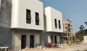 Caption: Kondisi pembangunan GRANADA LIVING KOST KARAWANG di wilayah Wadas, Kecamatan Telukjambe Timur, Kabupaten Karawang, yang pengerjaannya terlihat belum rampung. Sejumlah bagian bangunan masih dalam tahap penyelesaian di tengah keluhan konsumen dan pengakuan kontraktor terkait pembayaran pekerjaan yang disebut belum tuntas.