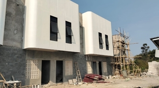 Caption: Kondisi pembangunan GRANADA LIVING KOST KARAWANG di wilayah Wadas, Kecamatan Telukjambe Timur, Kabupaten Karawang, yang pengerjaannya terlihat belum rampung. Sejumlah bagian bangunan masih dalam tahap penyelesaian di tengah keluhan konsumen dan pengakuan kontraktor terkait pembayaran pekerjaan yang disebut belum tuntas.