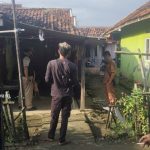 Caption: Tim Dinas Perumahan Rakyat dan Kawasan Permukiman (PRKP) Kabupaten Karawang saat melakukan survei kondisi rumah calon penerima bantuan Rumah Layak Huni (Rulahu) di Desa Kamurang, Kecamatan Tirtamulya, Kabupaten Karawang, Senin (2/2/2026). Hingga Oktober 2026, para calon penerima masih menantikan kepastian realisasi pembangunan rumah yang diharapkan segera terlaksana. Caption: Tim Dinas Perumahan Rakyat dan Kawasan Permukiman (PRKP) Kabupaten Karawang saat melakukan survei kondisi rumah calon penerima bantuan Rumah Layak Huni (Rulahu) di Desa Kamurang, Kecamatan Tirtamulya, Kabupaten Karawang, Senin (2/2/2026). Hingga Oktober 2026, para calon penerima masih menantikan kepastian realisasi pembangunan rumah yang diharapkan segera terlaksana.