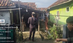Caption: Tim Dinas Perumahan Rakyat dan Kawasan Permukiman (PRKP) Kabupaten Karawang saat melakukan survei kondisi rumah calon penerima bantuan Rumah Layak Huni (Rulahu) di Desa Kamurang, Kecamatan Tirtamulya, Kabupaten Karawang, Senin (2/2/2026). Hingga Oktober 2026, para calon penerima masih menantikan kepastian realisasi pembangunan rumah yang diharapkan segera terlaksana.