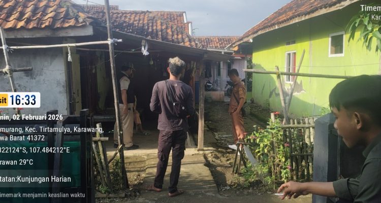 Caption: Tim Dinas Perumahan Rakyat dan Kawasan Permukiman (PRKP) Kabupaten Karawang saat melakukan survei kondisi rumah calon penerima bantuan Rumah Layak Huni (Rulahu) di Desa Kamurang, Kecamatan Tirtamulya, Kabupaten Karawang, Senin (2/2/2026). Hingga Oktober 2026, para calon penerima masih menantikan kepastian realisasi pembangunan rumah yang diharapkan segera terlaksana. Caption: Tim Dinas Perumahan Rakyat dan Kawasan Permukiman (PRKP) Kabupaten Karawang saat melakukan survei kondisi rumah calon penerima bantuan Rumah Layak Huni (Rulahu) di Desa Kamurang, Kecamatan Tirtamulya, Kabupaten Karawang, Senin (2/2/2026). Hingga Oktober 2026, para calon penerima masih menantikan kepastian realisasi pembangunan rumah yang diharapkan segera terlaksana.