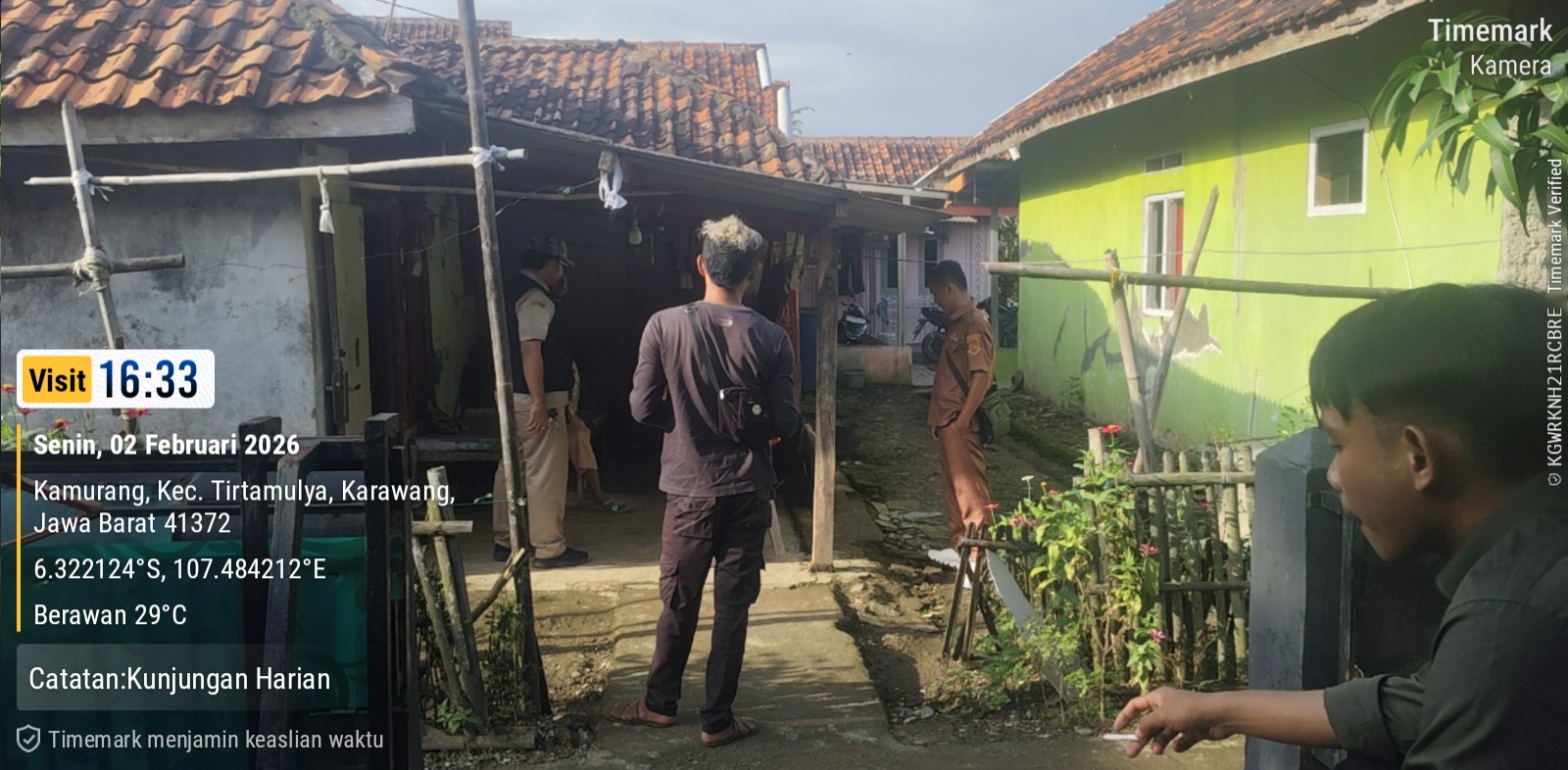 Caption: Tim Dinas Perumahan Rakyat dan Kawasan Permukiman (PRKP) Kabupaten Karawang saat melakukan survei kondisi rumah calon penerima bantuan Rumah Layak Huni (Rulahu) di Desa Kamurang, Kecamatan Tirtamulya, Kabupaten Karawang, Senin (2/2/2026). Hingga Oktober 2026, para calon penerima masih menantikan kepastian realisasi pembangunan rumah yang diharapkan segera terlaksana.
