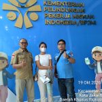 Caption: TWL (tengah), PMI asal Lampung yang mengaku mengalami dugaan kekerasan fisik saat bekerja di Singapura, bersama tim Lembaga Advokasi Pekerja Migran Indonesia Kedan Prabo 08 saat berada di kantor Kementerian Pelindungan Pekerja Migran Indonesia (KP2MI), Jakarta, Senin (19/10/2026), untuk menyampaikan pengaduan resmi terkait kasus yang dialaminya. (Foto: Dokumentasi Kedan Prabo 08/Patriotjabar.com) Caption: TWL (tengah), PMI asal Lampung yang mengaku mengalami dugaan kekerasan fisik saat bekerja di Singapura, bersama tim Lembaga Advokasi Pekerja Migran Indonesia Kedan Prabo 08 saat berada di kantor Kementerian Pelindungan Pekerja Migran Indonesia (KP2MI), Jakarta, Senin (19/10/2026), untuk menyampaikan pengaduan resmi terkait kasus yang dialaminya. (Foto: Dokumentasi Kedan Prabo 08/Patriotjabar.com)