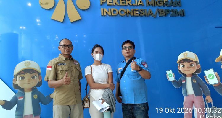 Caption: TWL (tengah), PMI asal Lampung yang mengaku mengalami dugaan kekerasan fisik saat bekerja di Singapura, bersama tim Lembaga Advokasi Pekerja Migran Indonesia Kedan Prabo 08 saat berada di kantor Kementerian Pelindungan Pekerja Migran Indonesia (KP2MI), Jakarta, Senin (19/10/2026), untuk menyampaikan pengaduan resmi terkait kasus yang dialaminya. (Foto: Dokumentasi Kedan Prabo 08/Patriotjabar.com) Caption: TWL (tengah), PMI asal Lampung yang mengaku mengalami dugaan kekerasan fisik saat bekerja di Singapura, bersama tim Lembaga Advokasi Pekerja Migran Indonesia Kedan Prabo 08 saat berada di kantor Kementerian Pelindungan Pekerja Migran Indonesia (KP2MI), Jakarta, Senin (19/10/2026), untuk menyampaikan pengaduan resmi terkait kasus yang dialaminya. (Foto: Dokumentasi Kedan Prabo 08/Patriotjabar.com)