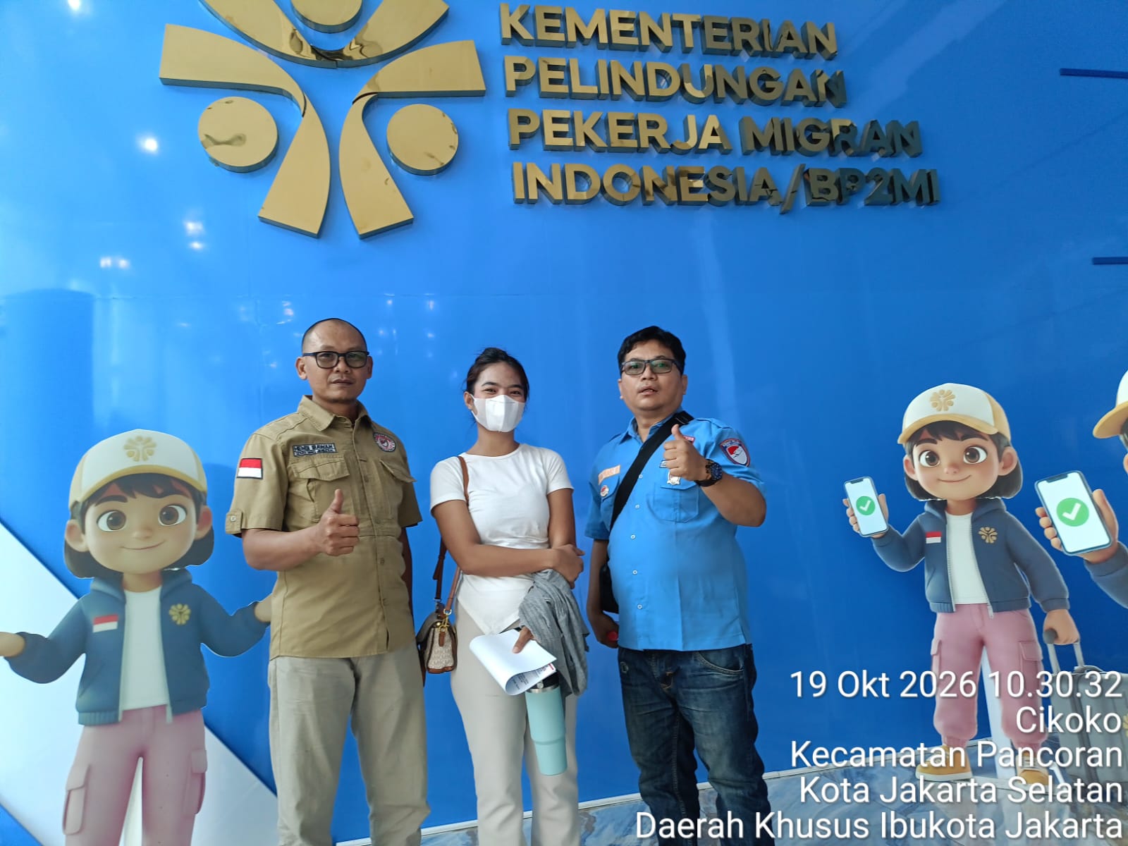 Caption: TWL (tengah), PMI asal Lampung yang mengaku mengalami dugaan kekerasan fisik saat bekerja di Singapura, bersama tim Lembaga Advokasi Pekerja Migran Indonesia Kedan Prabo 08 saat berada di kantor Kementerian Pelindungan Pekerja Migran Indonesia (KP2MI), Jakarta, Senin (19/10/2026), untuk menyampaikan pengaduan resmi terkait kasus yang dialaminya. (Foto: Dokumentasi Kedan Prabo 08/Patriotjabar.com)