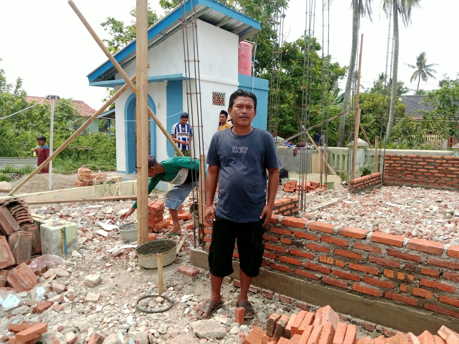 Caption : Tala, tokoh pemuda Dusun Cikuda, Desa Sukasari, Kecamatan Cibuaya, Kabupaten Karawang, berada di lokasi pembangunan Mushola Al-Ihlas yang tengah dikerjakan menggunakan anggaran APBD Kabupaten Karawang Tahun 2026. Pembangunan ini disambut antusias oleh warga sebagai upaya memenuhi kebutuhan sarana ibadah masyarakat. (Foto: Mir/Patriotjabar.com)